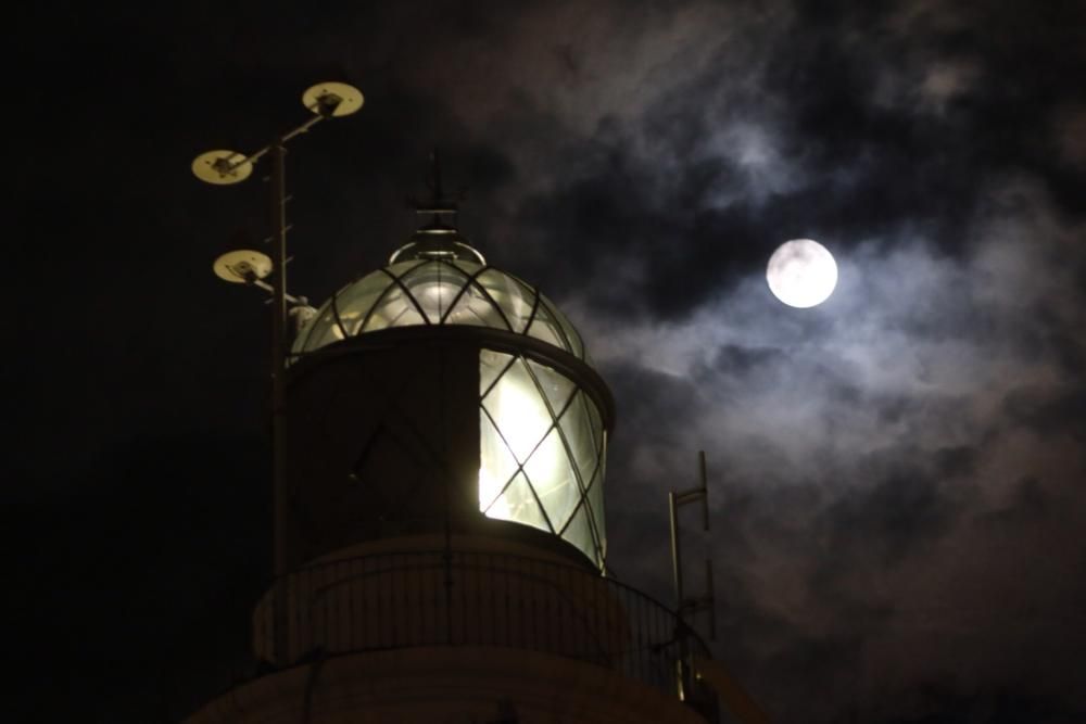 La superluna en Málaga se vio enturbiada por los cielos nubosos de la tarde del lunes.