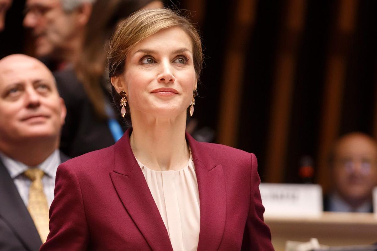 Letizia Ortiz con traje burdeos de Hugo Boss en Suiza y pendientes largos