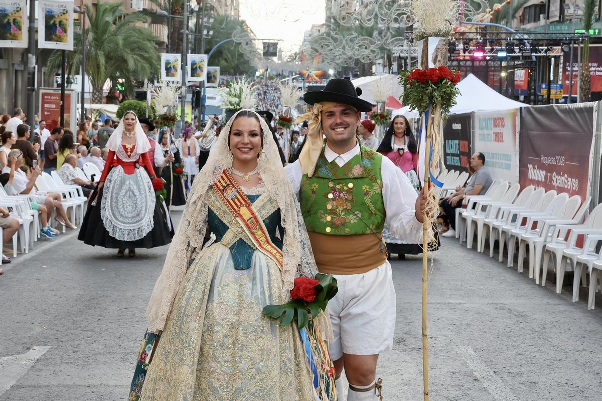 Primera sesión de la Ofrenda en las Hogueras de Alicante con mucha presencia fallera