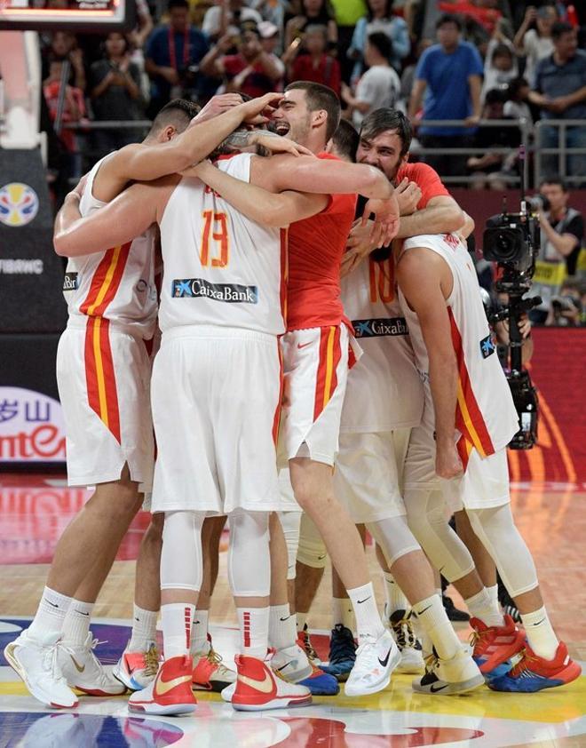 Los jugadores de la selección española celebran la victoria ante Australia por 95-88, después de dos prórrogas, en la primera semifinal del Mundial de Baloncesto de China 2019 disputada este viernes en el pabellón Wukesong de Pekín.