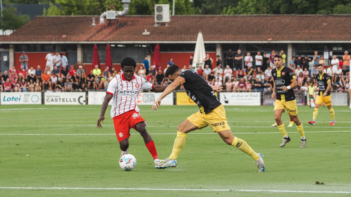 Lass Kourouma s'avança a Marc Mas durant el partit de dissabte a Olot