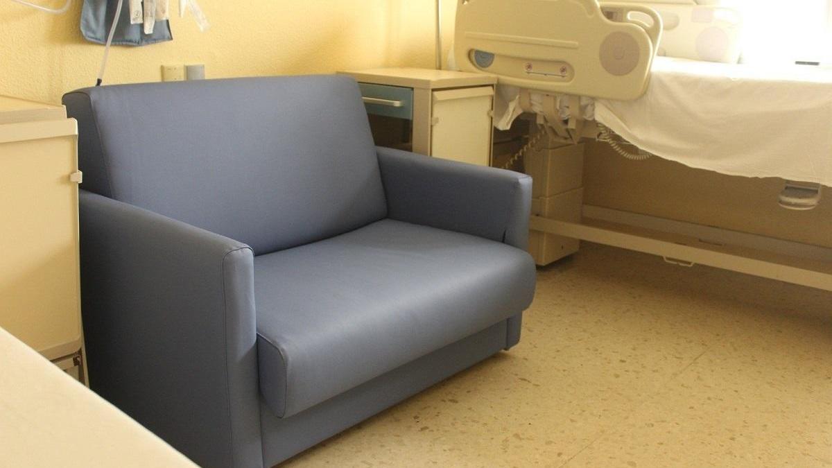 El Gancho Infantil dona cinco sillones azules al Hospital de la Axarquía