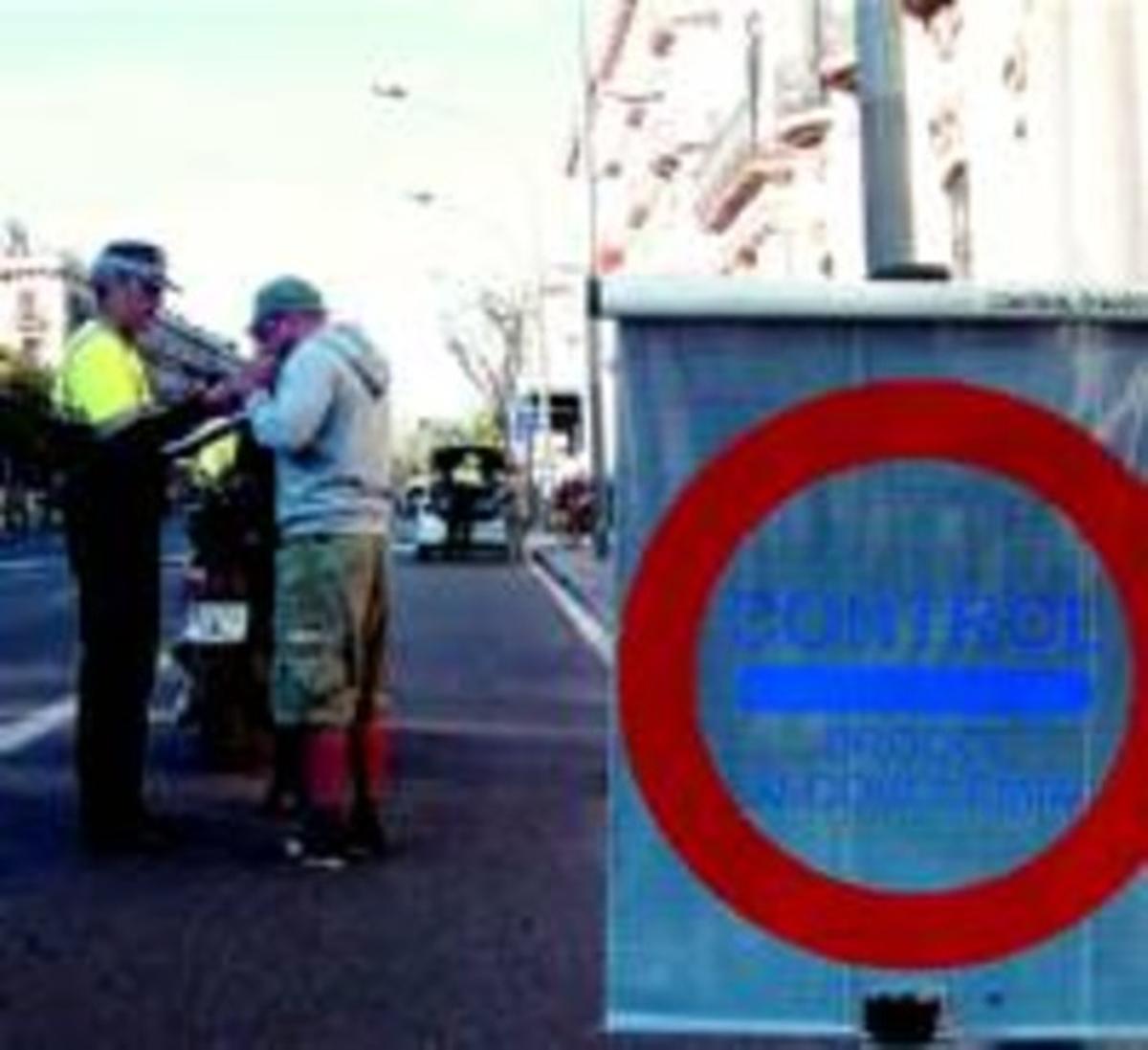 Un noi realitza el control d’alcoholèmia a Ciutat Vella, ahir. Un noi realitza el control d’alcoholèmia a Ciutat Vella, ahir.