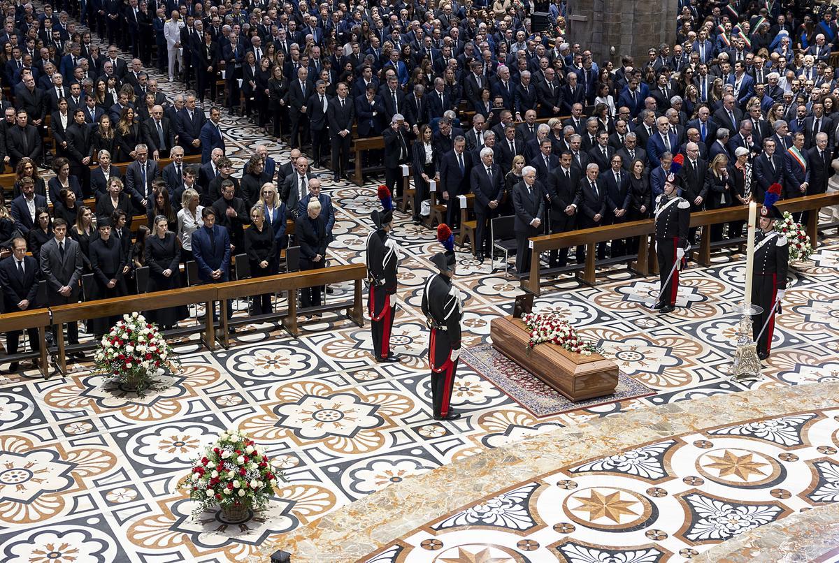 Cientos de personas se dan cita en la catedral de Milán para despedir a Berlusconi