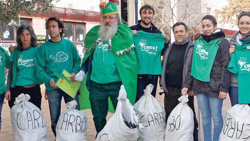 Los docentes llevaron siete sacos de carbón a la consellera.