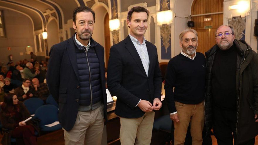 Por la izquierda, José María Landa, Jorge González-Palacios, Juan Carlos Herrero y Luis Miguel Piñera, ayer, en el salón de actos del Centro de Cultura Antiguo Instituto, antes de la charla. | Luisma Murias