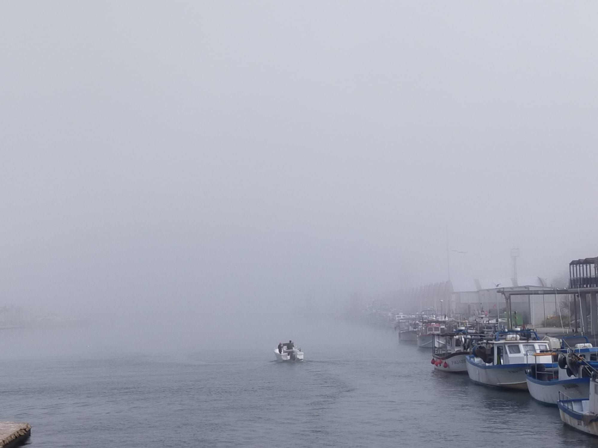 La playa de Gandia desaparece entre la niebla