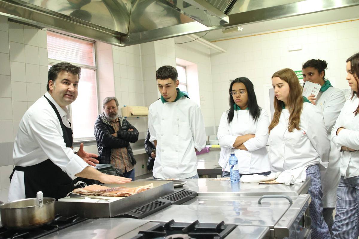 GALERÍA | Los secretos del torrezno de Soria, en la Escuela de Hostelería de Zamora