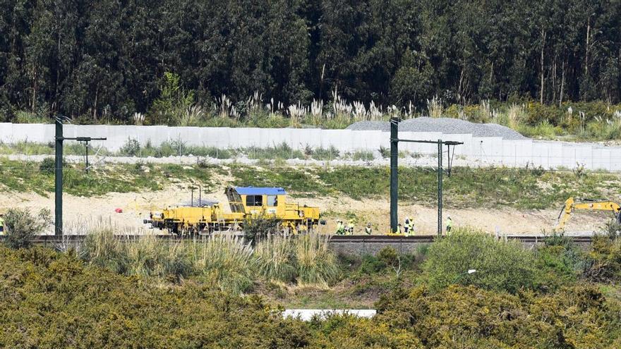 Últimos retoques en la obra del tren al puerto exterior de A Coruña: terminará en junio con tráfico comercial en 2027