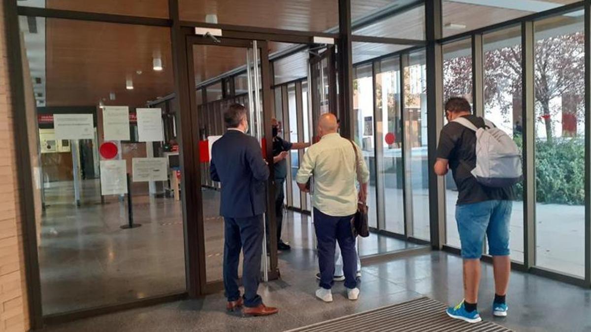 Pedro Salguero, en la entrada del Palacio de Justicia de Mérida para ir a juicio.