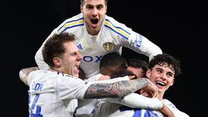 Los futbolistas del Leeds United celebran un gol