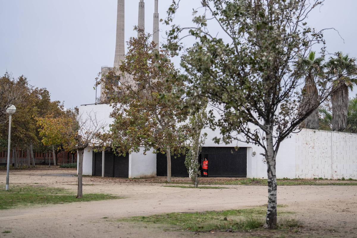 Parte del parque del Litoral, en Sant Adrià de Besòs, con las Tres Xemeneies al fondo.
