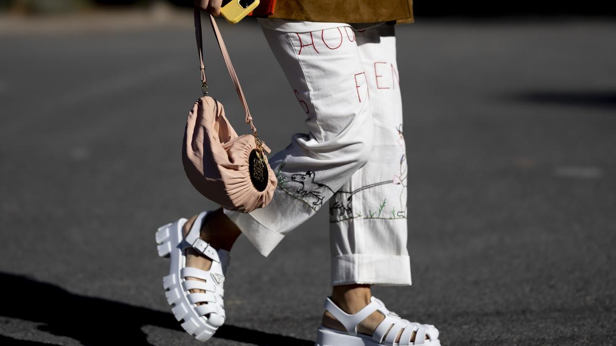 De las cangrejeras a las Crocs: las sandalias de tu infancia vuelven a ser tendencia este verano