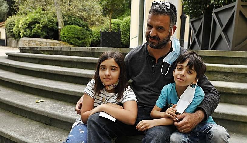 Jorge Abruñedo, con sus hijos Vera y Jorge, a la puerta de las escuelas. | Luisma Murias
