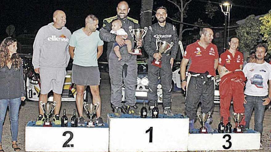 Los tres primeros equipos clasificados posan en el podio tras la entrega de trofeos.