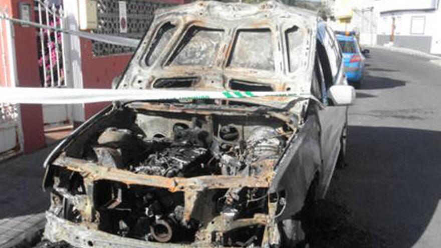 El coche del trabajador de Deportes que acabó calcinado el pasado lunes. | lp / dlp