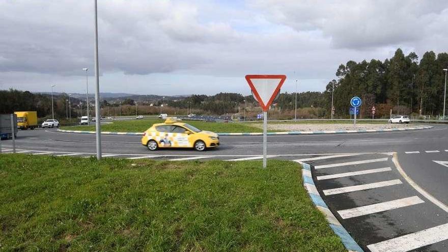 Rotonda donde acaba la vía ártabra, en la N-VI, y desde donde partirá hacia la AP-9.