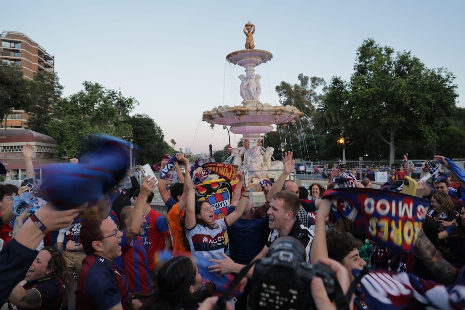 La afición del Levante UD festeja el ascenso en la fuente de Las Cuatro Estaciones