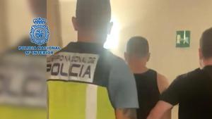 La policía se lleva a uno de los ladrones de relojes, localizado en un hotel de Madrid, el pasado 5 de julio