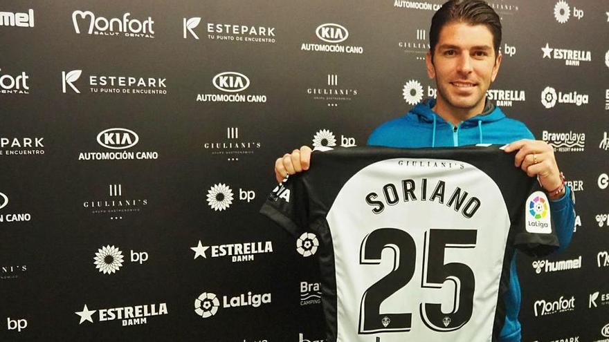 Jonathan Soriano posa amb la camiseta del Castelló, equip que ara mateix és penúltim, a tres punts de la permanència