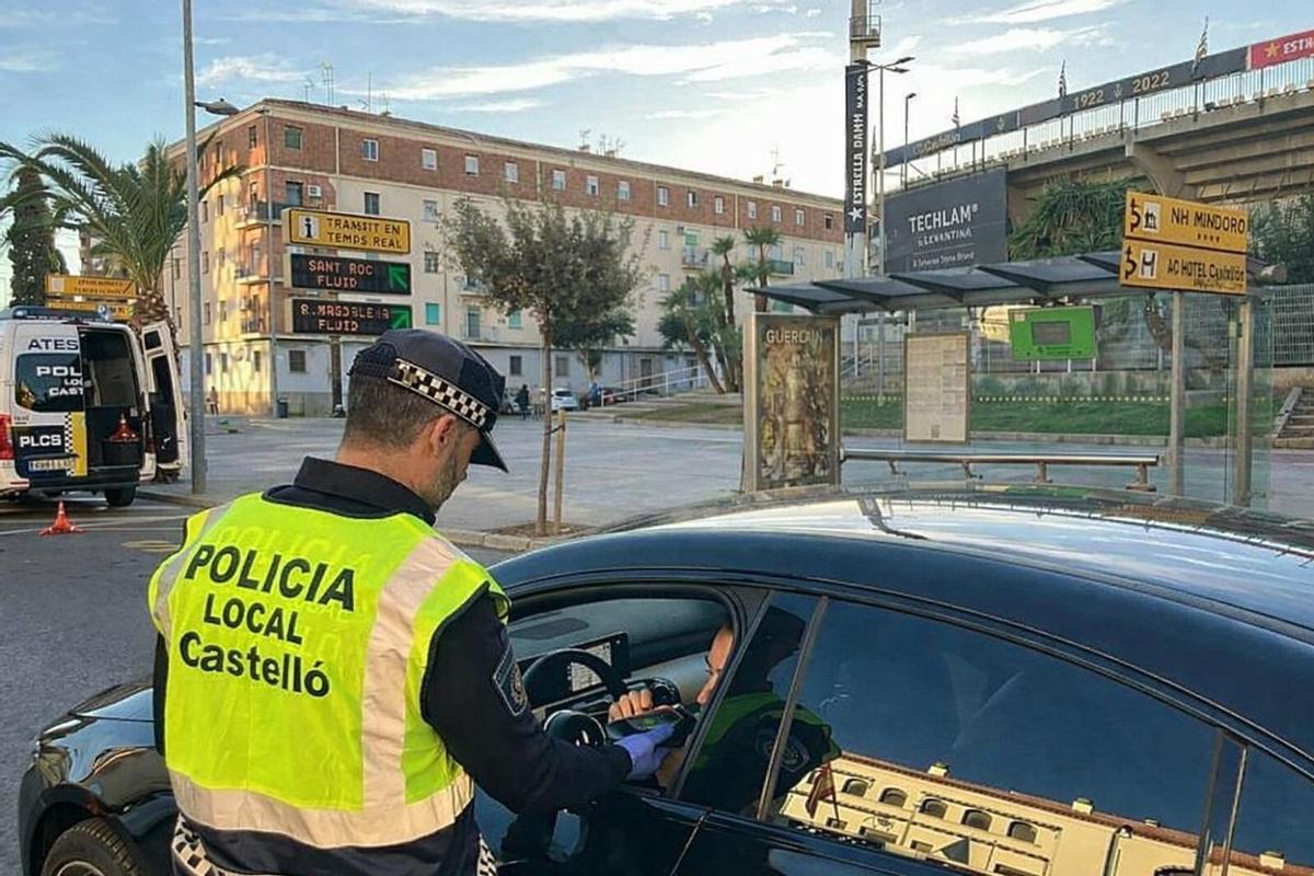 Imagen de archivo de un agente de la Policía Local realizando un control de alcoholemia en Castelló.