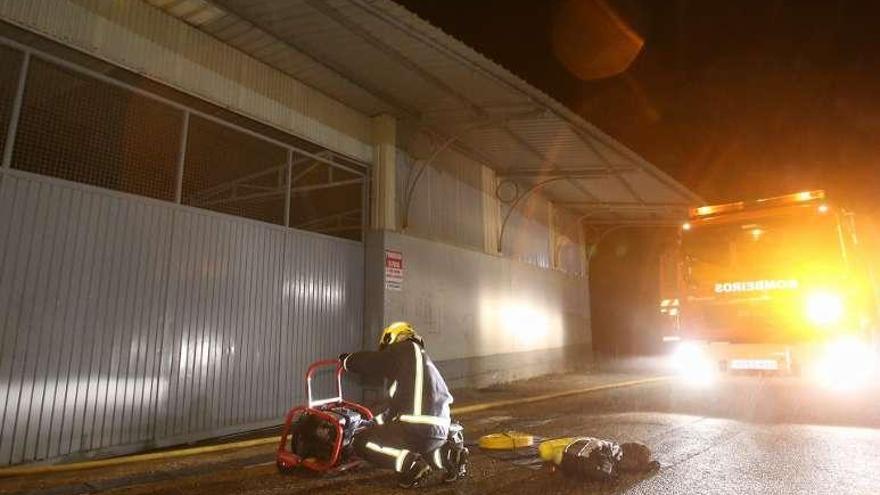 Bomberos y Policía impiden que el fuego destruya una nave de cerrajería en Tui