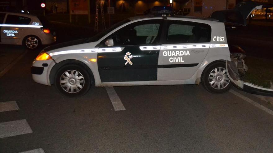 Uno de los coches de la Guardia Civil golpeados en la huida.