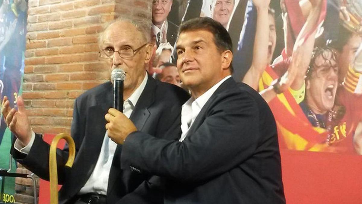 Joan Laporta y mosén Ballarín, durante un acto electoral en la sede del precandidato a la presidencia del Barça