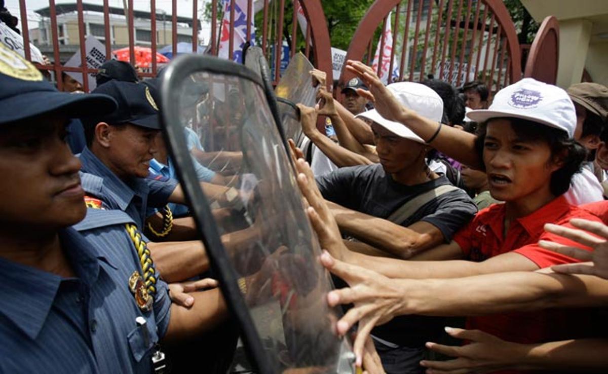Activistes filipins s’enfronten a la policia davant del palau presidencial a Manila.
