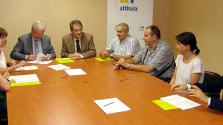 Manel Jovells, director general d&#039;Althaia, signant el conveni.