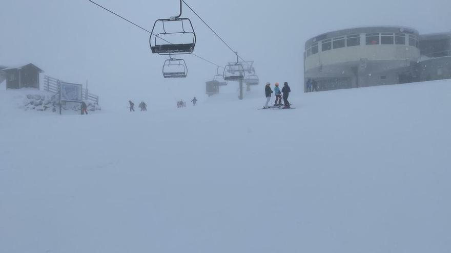 Clamor en Pajares para cesar a la directora general de Deportes: usuarios y empresarios pierden la paciencia con la gestión de la estación tras un polémico cierre por viento