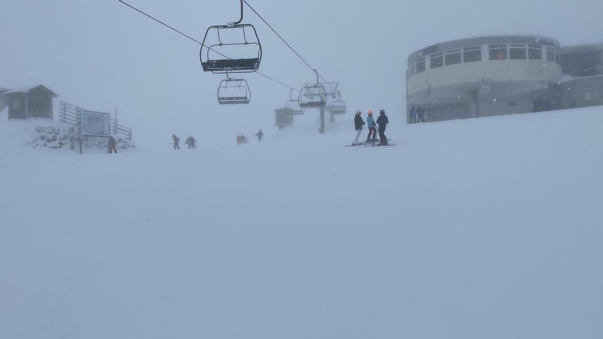 Clamor en Pajares para cesar a la directora general de Deportes: usuarios y empresarios pierden la paciencia con la gestión de la estación tras un polémico cierre por viento