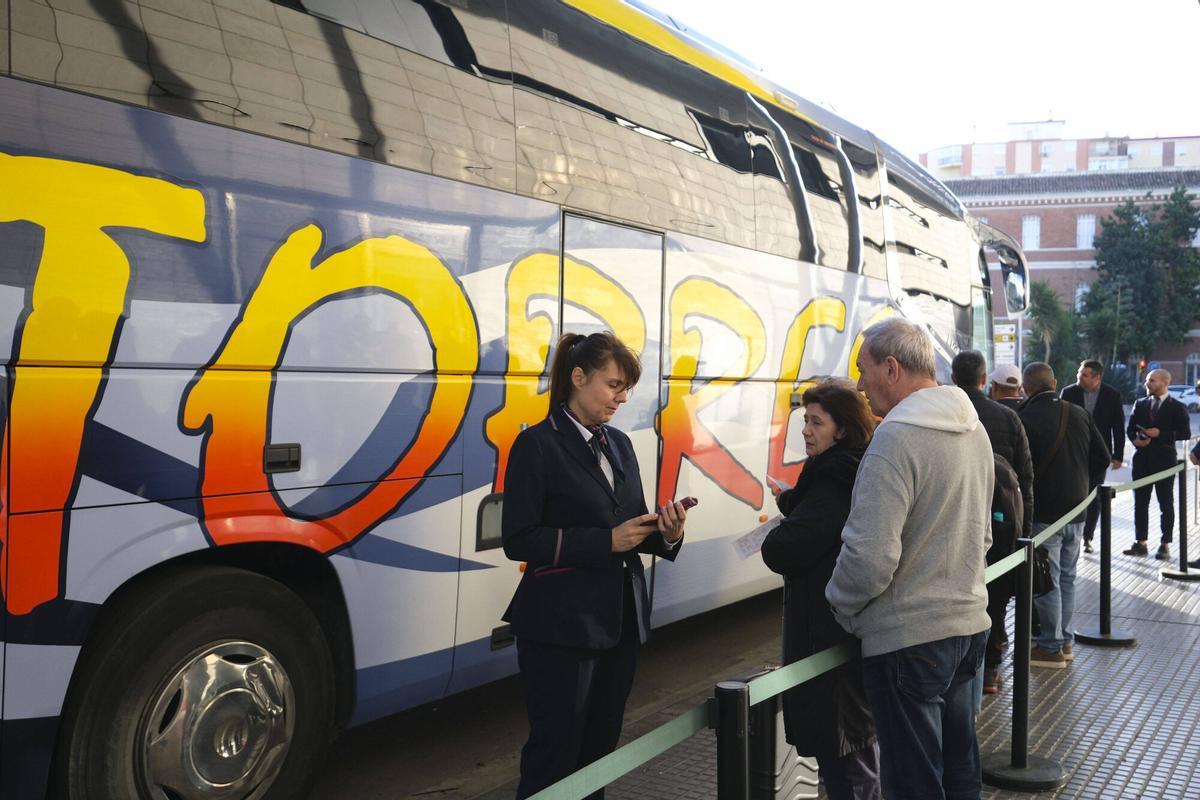 MÁLAGA ESTACIÓN DE TREN MARÍA ZAMBRANO -VIALIA -PASAJEROS CON DESTINO MADRID SUBEN AL AUTOBÚS CON DESTINO ANTEQUERA PARA COGER EL AVE A MADRID FOTOGRAFÍAS FRANCIS SILVA