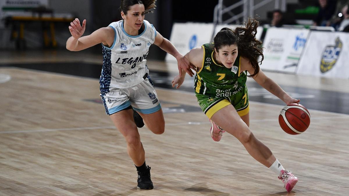 Lucía Fontela conduce el balón en el partido ante el Leganés.