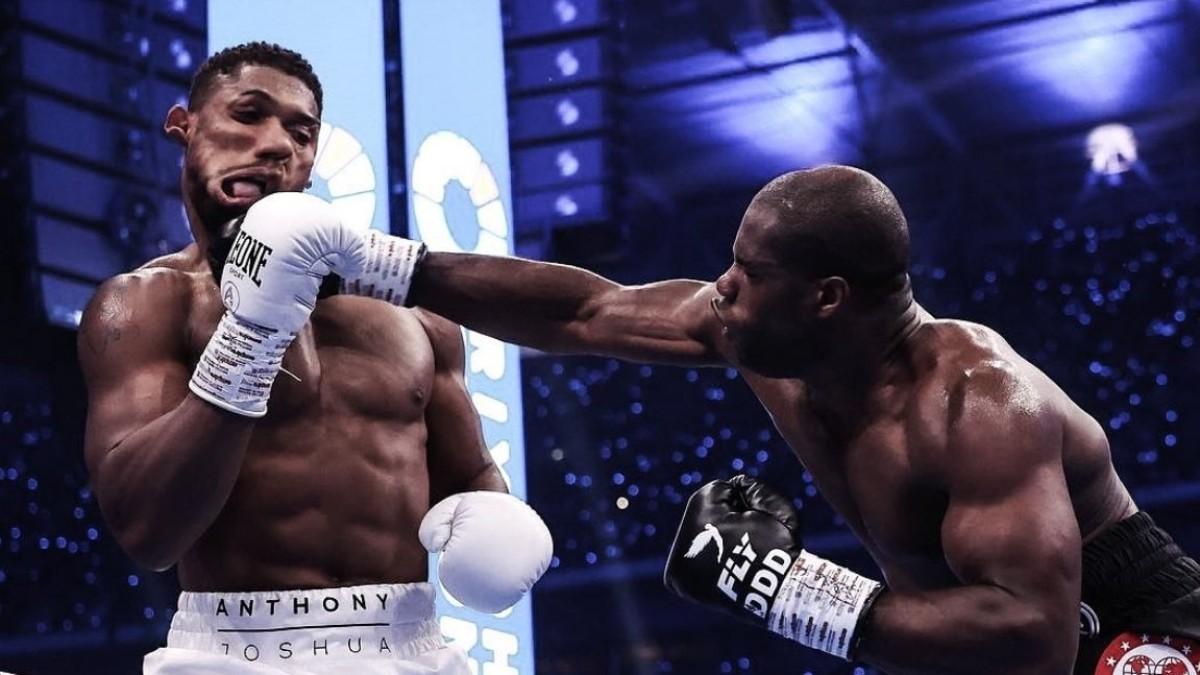 Dubois conecta un derechazo al mentón de Anthony Joshua