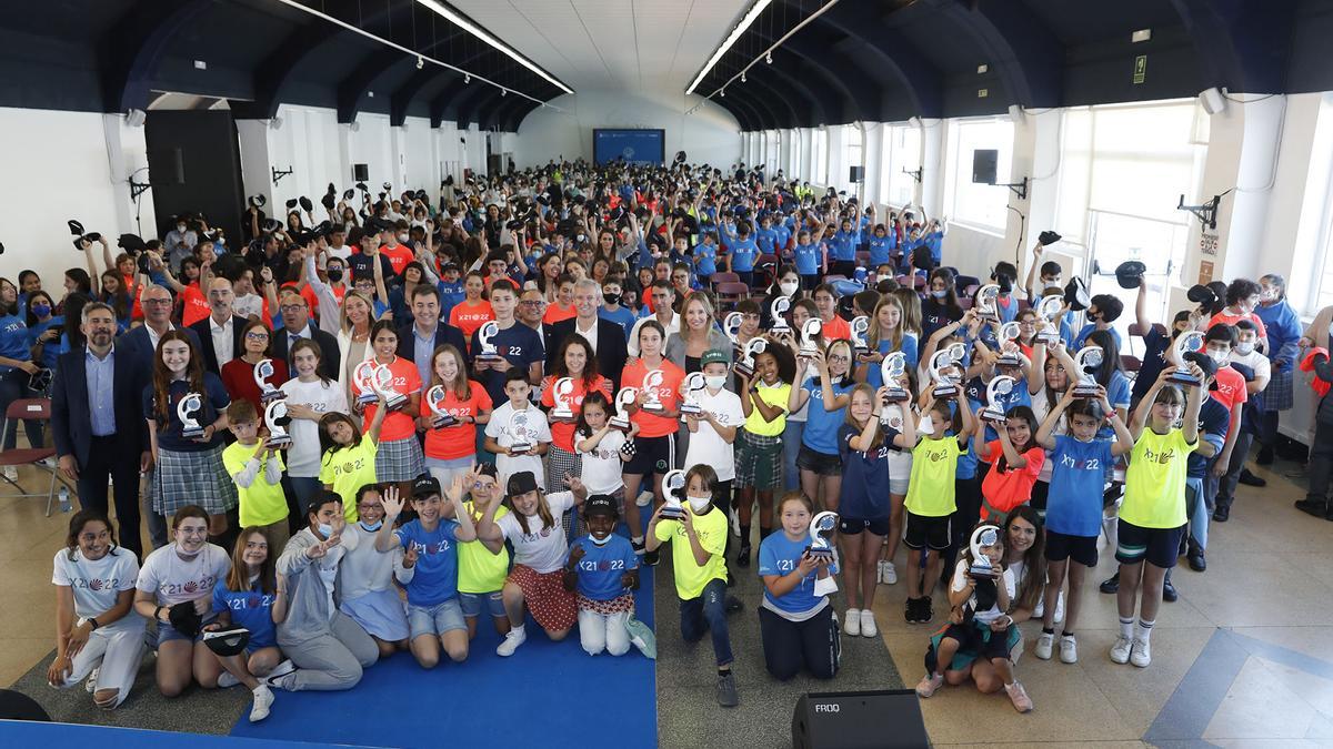 En primer término, alumnos premiados, en representación de sus colegios, el presidente de la Xunta, Alfonso Rueda, el conselleiro de Educación,  Román_Rodríguez, la delegada de la Xunta, Marta Fernández-Tapias, el presidente del Puerto,_Jesús Vázquez Almuiña, directivos de Educación,  representantes de Educación, directivos de FARO y cientos de alumnos y profesores reunidos ayer en salón de actos de la Estación Marítima.