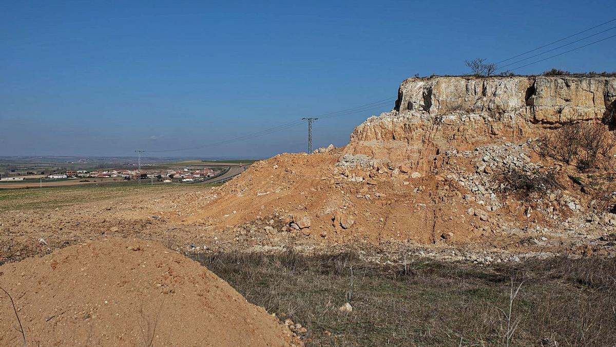 El emblemático Teso de las Mayas, situado a medio camino entre Corrales y Casaseca de Campeán. | Emilio Fraile