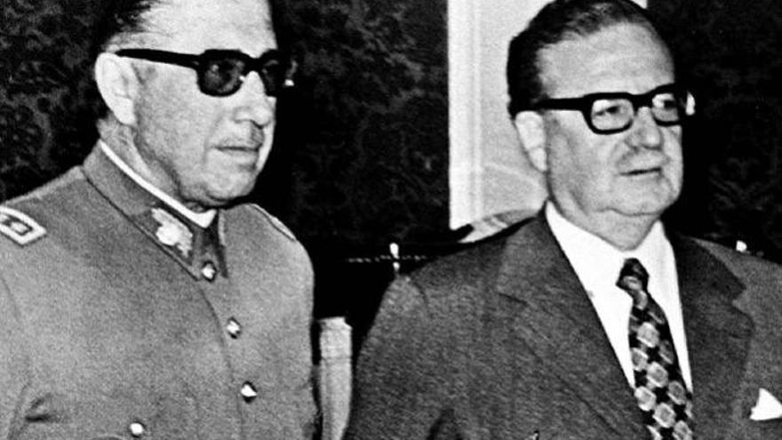 Imagen sin datar de Salavador Allende junto al exdictador chileno Augusto Pinochet