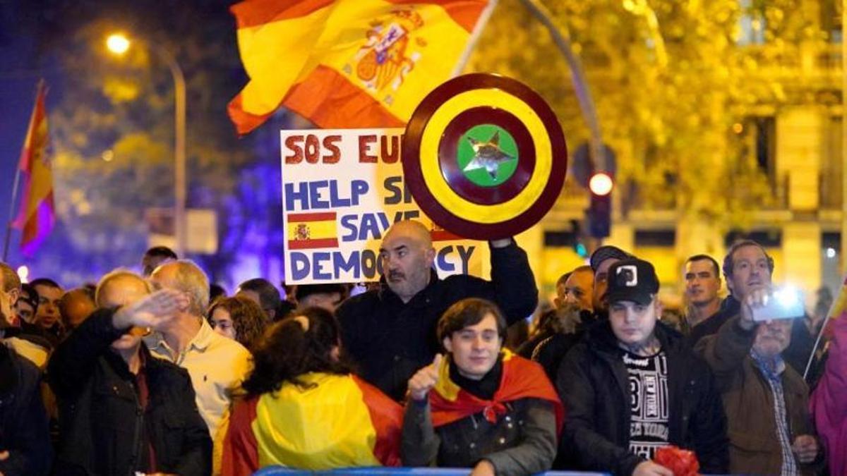 Primera parte del escrache en la calle Ferraz de Madrid el 17 de noviembre. Aún no han llegado los jóvenes más radicales.