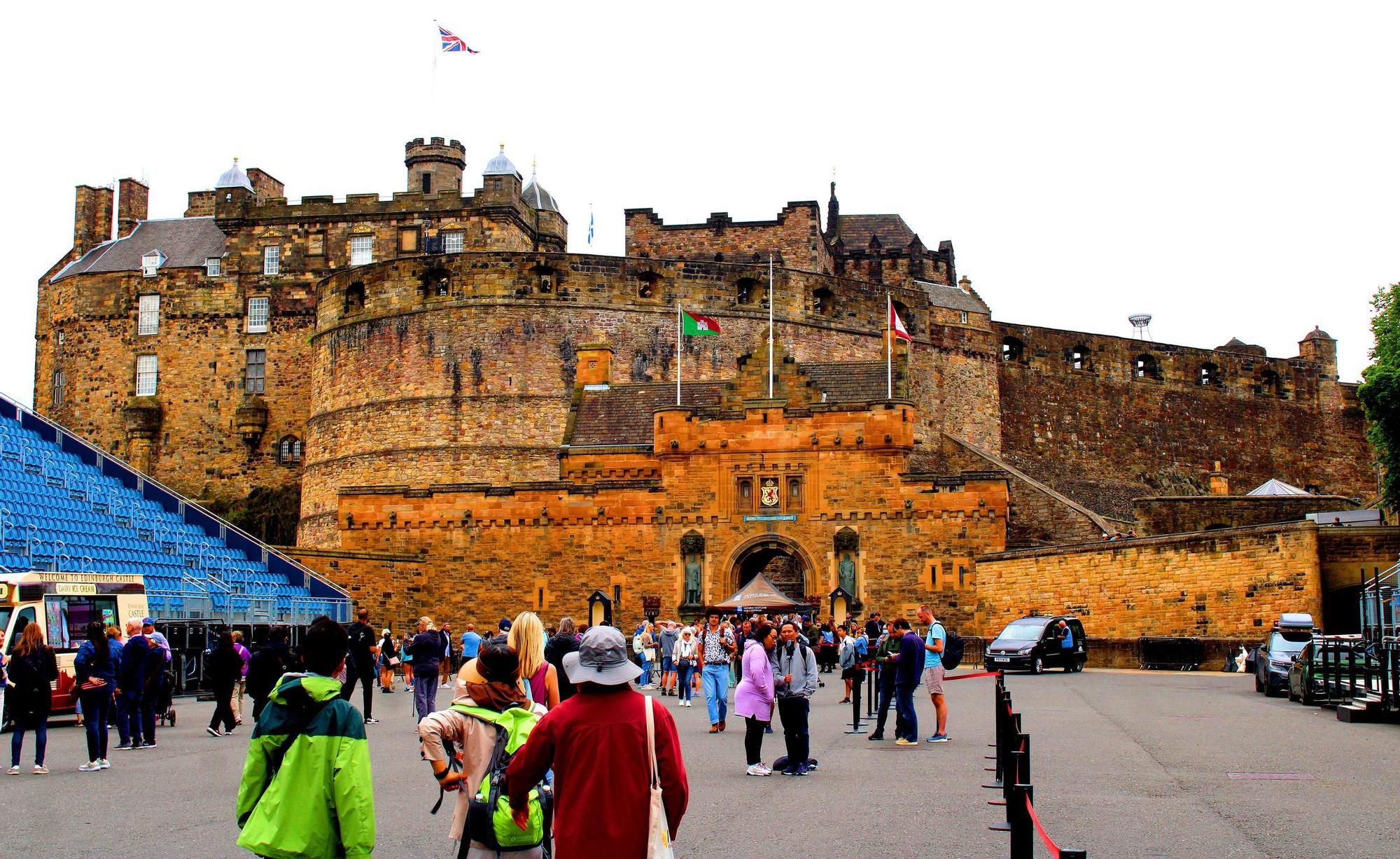 Fachada de acceso al castillo de Edimburgo