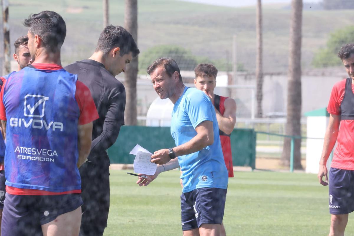 Mosquera se dirige a sus jugadores durante el entrenamiento del Córdoba CF en la Ciudad Deportiva, este miércoles.