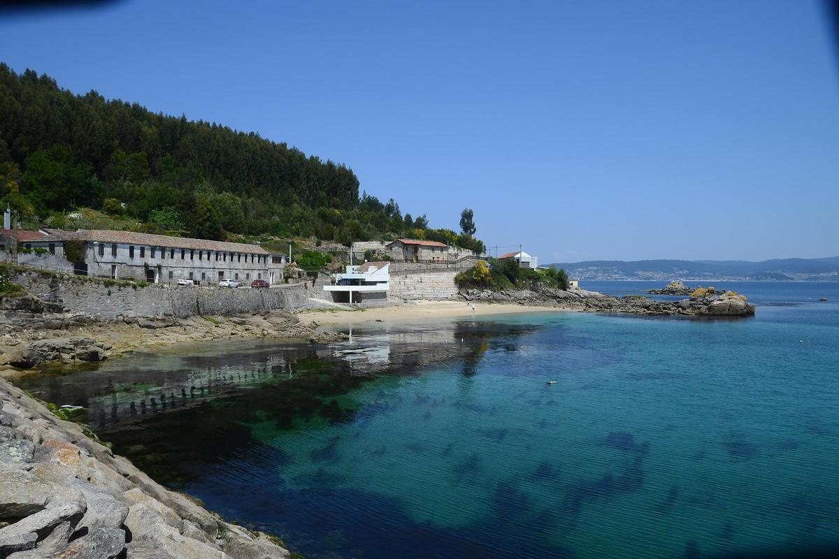 La playa de A Roiba, con la casa de Ramón Vázquez Molezún construida sobre los muros de mampostería de una antigua salazón.