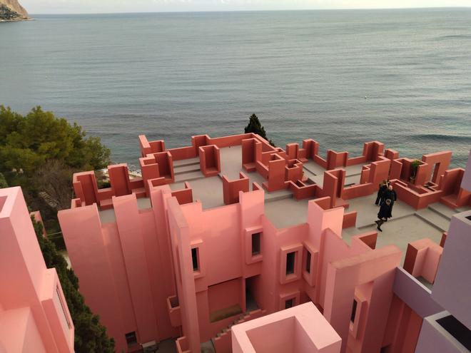 El edificio que más seduce a Instagram está en Calp: visitamos la Muralla Roja