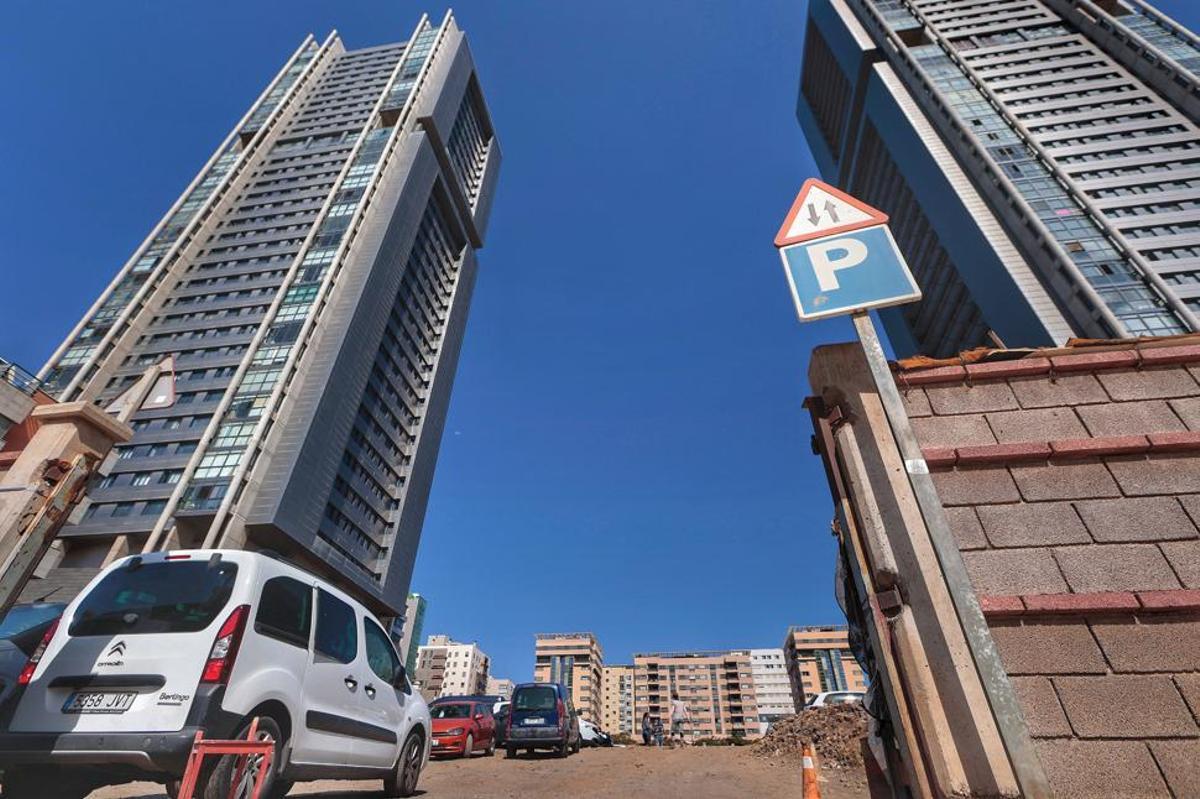 Zona en la que se construirá el nuevo parque de Cabo Llanos, entre las dos Torres.