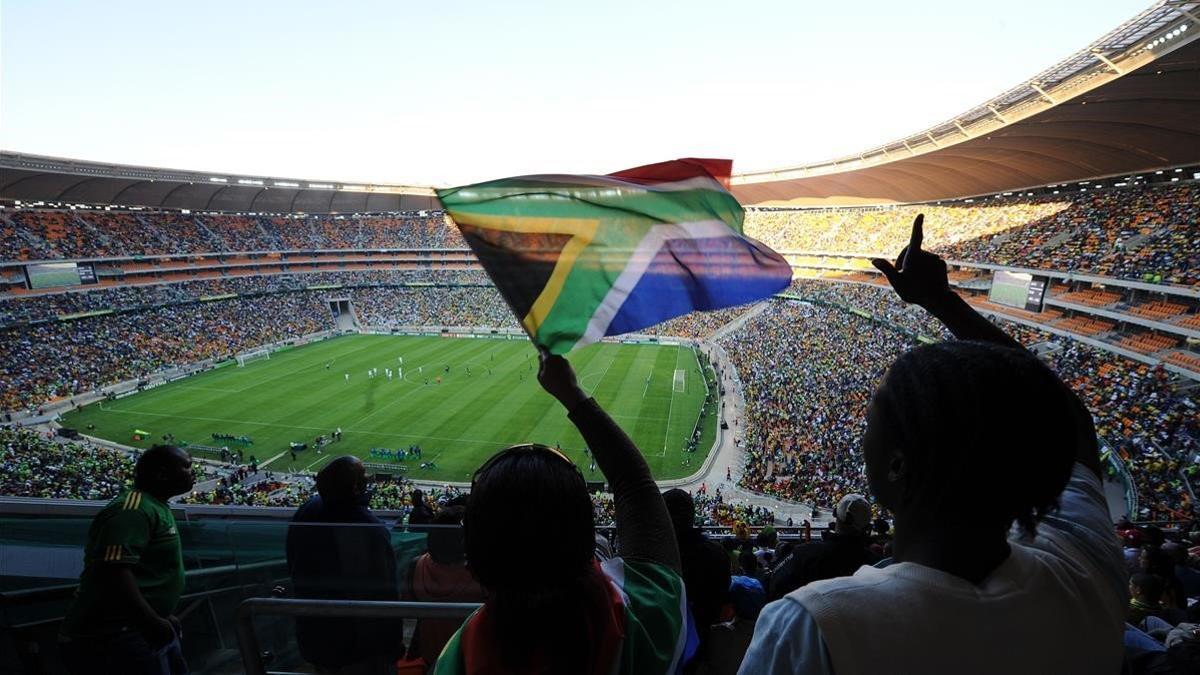 Ambiente festivo en las gradas de un estadio de fútbol