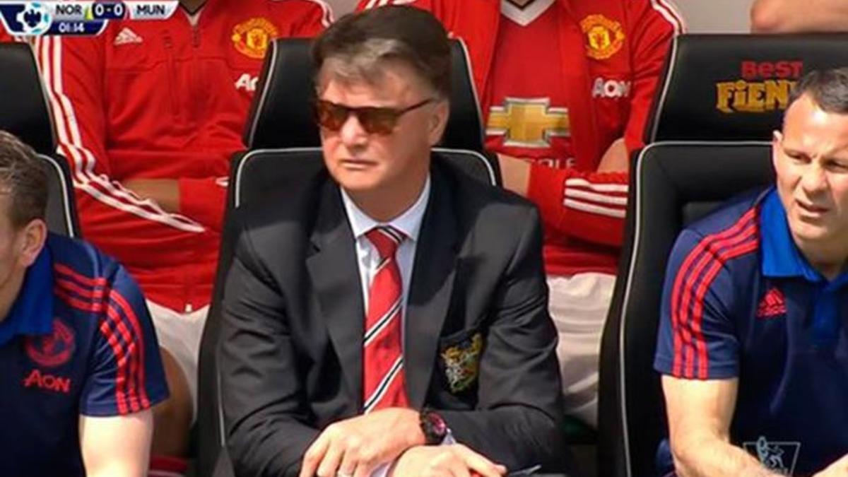 Van Gaal ya lució gafas de sol en un partido y ahora quería unas de realidad virtual para entrenar...