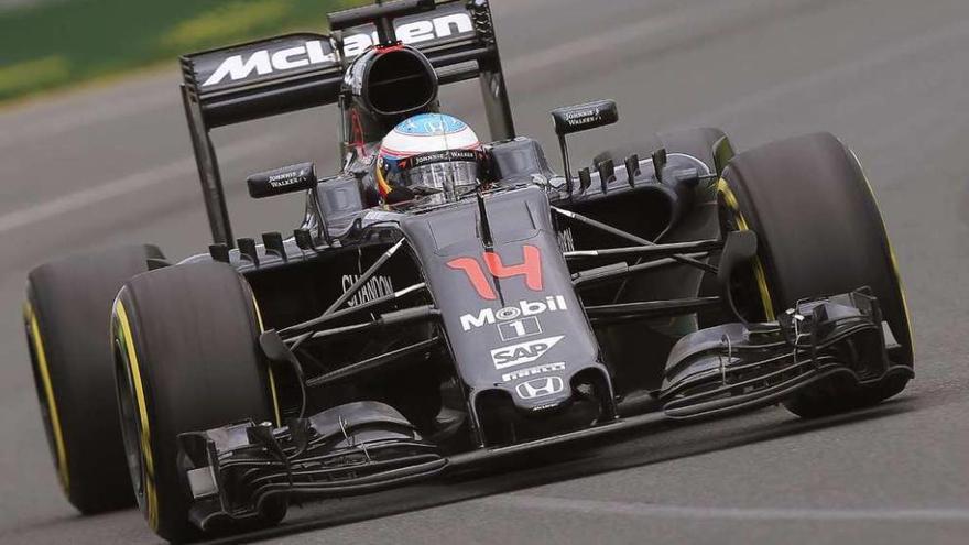 Fernando Alonso, rodando por el circuito de Albert Park. // Srdjan Suki