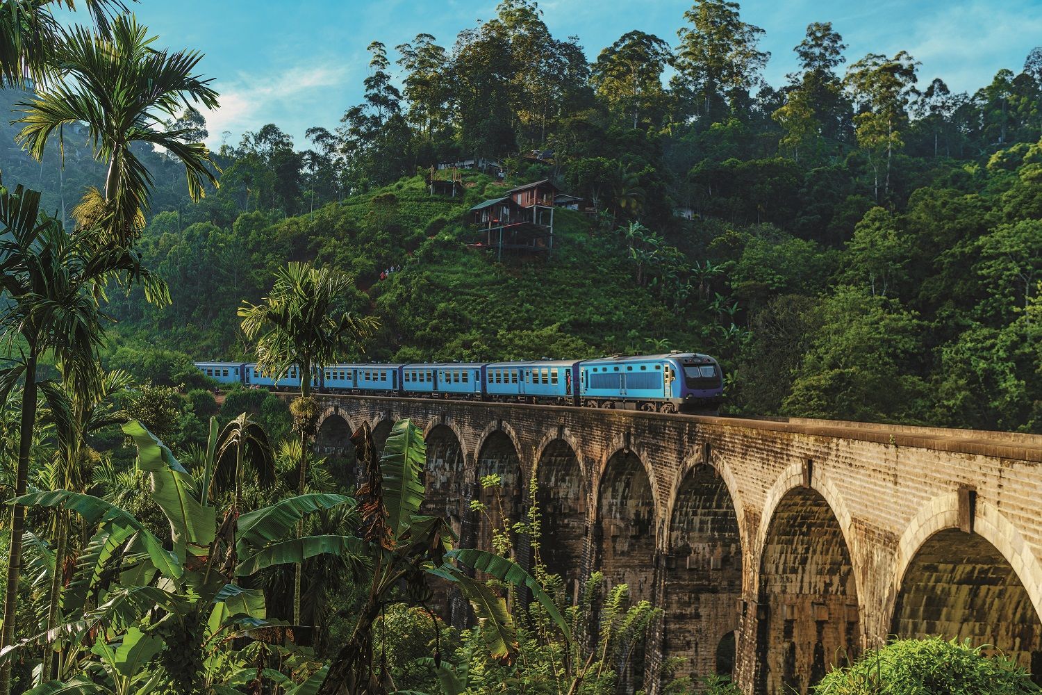 Tren cruzando el Puente de los Nueve Arcos en Ella.