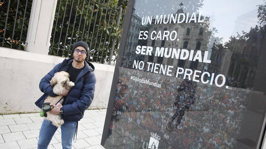 Polémica en Gijón por los carteles del no al Mundial del Ayuntamiento: &quot;Echan más leña al fuego&quot;