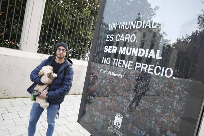 En imágenes: Polémica en Gijón con los carteles a favor de no organizar el Mundial: "Echa más leña al fuego"